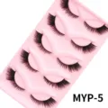 Detailansicht der 5 Paar flauschigen Cat-Eye-Falschwimpern auf einem rosa Tablett. - Reguläres Tablett Baumwollfadenband (MYP-5) / 5 Paar Set / Katzenauge Rosa