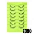 Detailansicht von 7 Paar künstlichen Wimpern ordentlich auf einer grünen Plastikschale. - Schräg Fliegender Dicker Stil (ZB50)