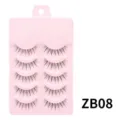 Detailansicht von 5 Paaren naturgetreuer künstlicher Wimpern auf rosa Plastiktablett. - Angelschnur Stil (ZB08) / 5 Paar Set