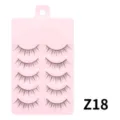 Nahaufnahme von 5 Paar künstlichen Wimpern auf rosa Karte, natürlicher Look Detail. - Stil Z18 (Z18) / 5 Paar Set
