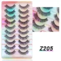 Nahaufnahme der Textur von 10 Paar geschwungenen künstlichen Wimpern auf farbiger Schale. - Europäischer Dicker Geschwungener Stil (TM10-205) / 10 Paare Set