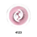 Detailansicht der selbstklebenden künstlichen Wimpern in runder transparenter Box mit Glitzer. - Schlanker Stil (4123)