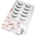 Detailansicht der DINGSEN künstlichen Wimpern 5 Paar Packung für natürlichen und sanften Look. - Fünf Paare Verjüngte Wimpern M24