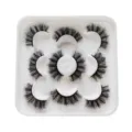 Segmentierte flauschige künstliche Wimpern im Set mit Halbmondformen im weißen Tablett, Manga Stil. - Wispy Voluminöser Stil (DSD12)