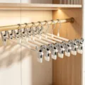 Cintres à pantalons réglables en acier inoxydable avec pinces, cintre antidérapant pour placard. - Blanc