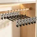 Cintres pantalon en acier inoxydable avec pinces reglables et embouts antiderapants pour armoire. - Noir