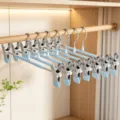Cintre réglable pour pantalons avec pinces, bleu inox pour rangement de jupes dans la penderie. - Bleu