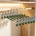 Cintres de pantalon en acier inoxydable avec pinces, cintres réglables pour jupe et design vert. - Vert Foncé