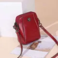 Detalle de bolso cruzado de cuero encerado rojo, elegante bolso de hombro para mujer de uso diario. - Granate