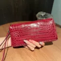 Elegante portafoglio lungo in pelle con motivo coccodrillo rosso pochette con cinturino - Borgogna