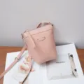 Bolso cruzado pequeno de cuero rosa, bolso de hombro versatil para mujer con detalle metalico. - Rosa