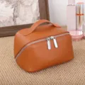 Gros plan du sac de maquillage en cuir marron avec fermeture éclair et texture douce. - 20*11*11CM / Jaune Crépuscule