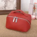 Vue détaillée du sac cosmétique en cuir rouge véritable avec fermetures éclair métal. - 20*11*11CM / Rouge Ancorra