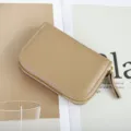 Primer plano detallado de tarjetero de cuero compacto con cremallera y múltiples ranuras. - 11*2.5*7 cm / Albaricoque