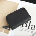 Monedero tarjetero mini de piel negra con cremallera vista en detalle, diseño muy compacto. - 11*2.5*7 cm / Negro