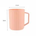 Rosa Kunststoff Mundspülbecher mit vertikalen Streifen und Griff für Badezimmer. - 301-400ml / 1266 Rosa