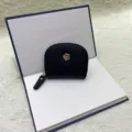 Minimonedero de cuero negro con detalle de flor dorada, tarjetero compacto para mujeres. - Negro