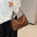 Bolso de hombro hobo de cuero marrón, elegante bolso cojín para mujer moda cotidiana. - Café