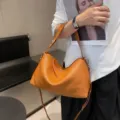 Bolso de hombro de cuero abatanado natural, elegante bolso hobo tipo almohada naranja. - Caramelo