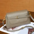 Clásico bolso cruzado de cuero color topo para mujer, bolso elegante con detalle de hebilla. - Gris