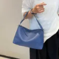 Bolso de hombro azul de piel graneada para mujer, elegante bolso hobo suave con cremallera. - Azul