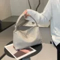 Bolso Bandolera Hobo de Cuero Gris Claro, Variante de Almohada de Piel Suave Natural - Gris claro