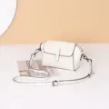 Bolso cruzado de cuero genuino blanco, disenio de concha vintage con correa ajustable. - Blanco perla