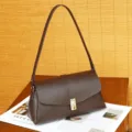 Detailed view of the dark brown leather shoulder bag, vintage style with metallic lock. - Chocolate