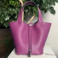 Borsa secchiello in pelle viola con dettaglio lucchetto, borsa a mano in vera pelle. - Viola anemone con fibbia d'argento