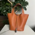 Borsa a secchiello in pelle arancione con lucchetto argentato, borsa a mano da donna. - Marrone dorato con fibbia argentata