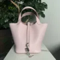 Vista dettagliata borsa secchiello in pelle rosa, fine grana e lucchetto in metallo argentato. - Rosa viola da sogno con fibbia argentata