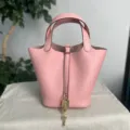 Dettaglio della borsa a secchiello in pelle rosa con lucchetto dorato e doppi manici. - Rosa 3Q con fibbia dorata