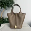 Vista dettagliata della borsa in pelle di alta qualità con cuciture fini e serratura in metallo. - Tortora Fibbia Dorata