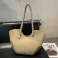 Vista dettagliata della borsa tote in pelle beige con design ad ali e spallacci, chic. - 27*10*28CM / Grigio
