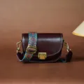 Donkerbruine lederen zadeltas met etnische brede schouderband, vintage damestas voor dames. - Wijnkoffie