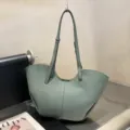 Vista dettagliata della borsa tote in pelle verde salvia, con design ad ali e raffinata finitura. - 27*10*28CM / Verde Mandorla