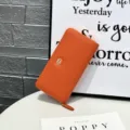 Monedero largo de mujer en cuero genuino naranja con cremallera y ranuras para tarjetas. - Naranja