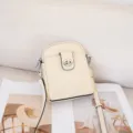 Vista de detalle del bolso bandolera de cuero beige para móvil con cierre de pestillo giratorio. - 16*7*20cm / Blanco Roto