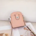 Primer plano detalle del bolso cruzado de cuero genuino en rosa suave con cierre metálico. - 16*7*20cm / Rosa