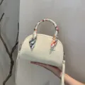 Bolso de mano tipo bowling en cuero beige con asa de pañuelo, elegante bandolera. - 23*10*16 cm / Blanco Roto