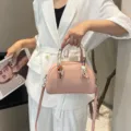 Bolso de boliche de cuero rosa con bufanda twilly, elegante bolso de mano con asa superior para mujer. - 23*10*16 cm / Rosa