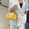 Precioso bolso de mano de cuero amarillo elegante bolso de hombro con pañuelo accesorio - 23*10*16 cm / Amarillo