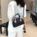 Bolso bandolera de cuero genuino negro para mujer, elegante bolso tipo boliche con pañuelo estampado. - 23*10*16 cm / Negro