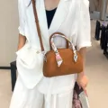 Bolso de bolos de cuero marrón variante con elegante asa de pañuelo de seda y correa. - 23*10*16 cm / Caramelo
