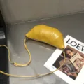 Bolso cruzado de cuero amarillo con diseño de cruasán para mujer, elegante bolso de hombro diario. - Amarillo