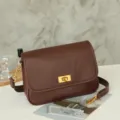 Detalle de bolso bandolera vintage de cuero marrón, elegante bolso cuadrado con cerradura. - Marrón Barolo