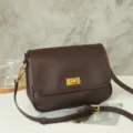 Bolso de hombro de cuero marrón oscuro vintage, detalle del cierre giratorio y correa ajustable. - Chocolate