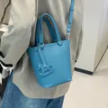 Bolso cubo de piel azul con asas correa de hombro y bonito abalorio de caballo balancín mujer. - 22x10x19cm / Azul