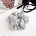 Γκρι scrunchie με πουά, μαλακό ύφασμα σουρωμένο λαστιχάκι μαλλιών, μινιμαλιστικό αξεσουάρ. - L / Ανοιχτό γκρι
