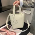 Bolso cubo minimalista de cuero auténtico con asa y correa cruzada para uso diario. - 22x10x19cm / Blanco Roto